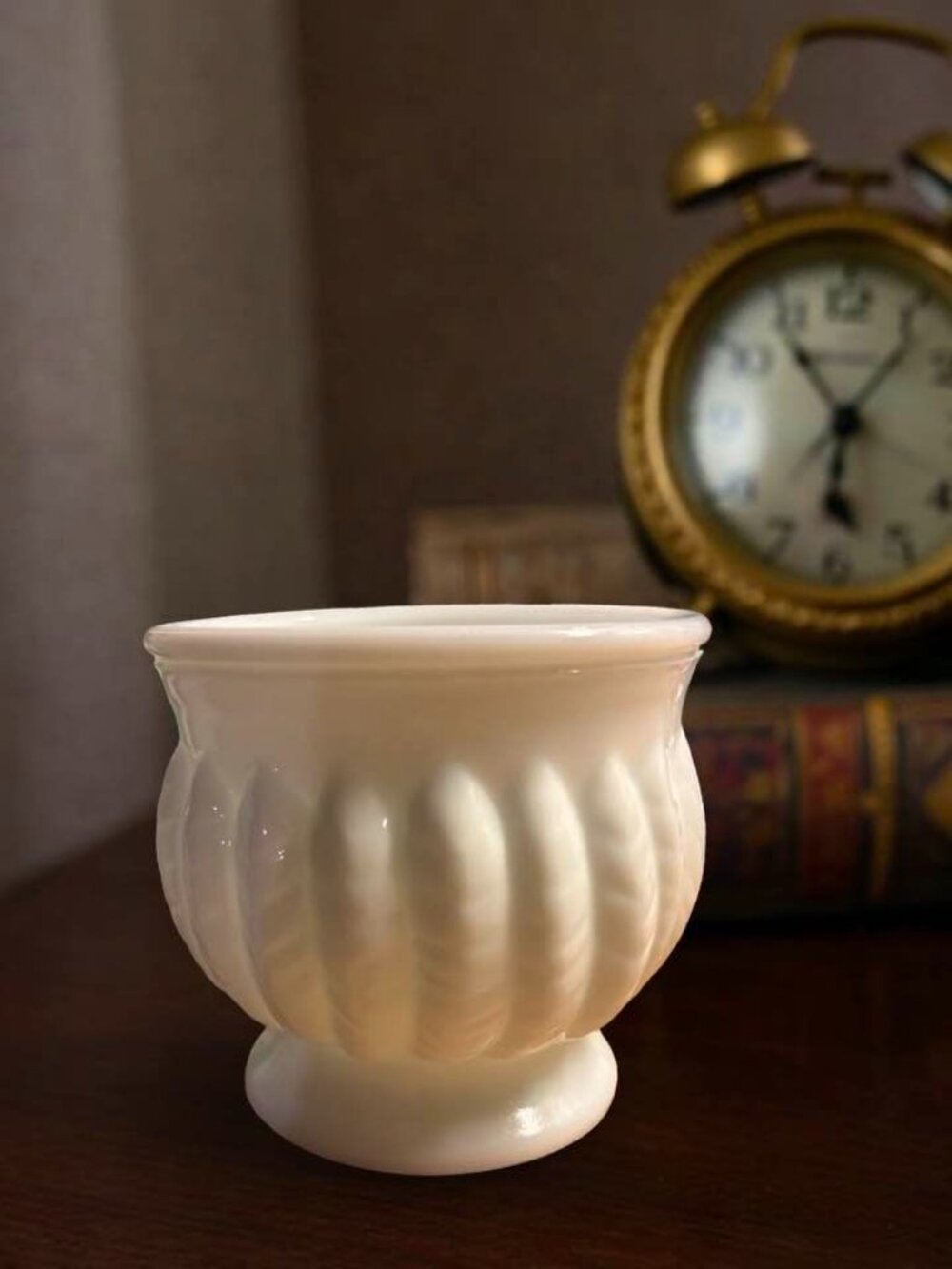Vintage Randall White Milk Glass Vase With Feather Design Fluted Design & Pedest - Picture 5 of 5